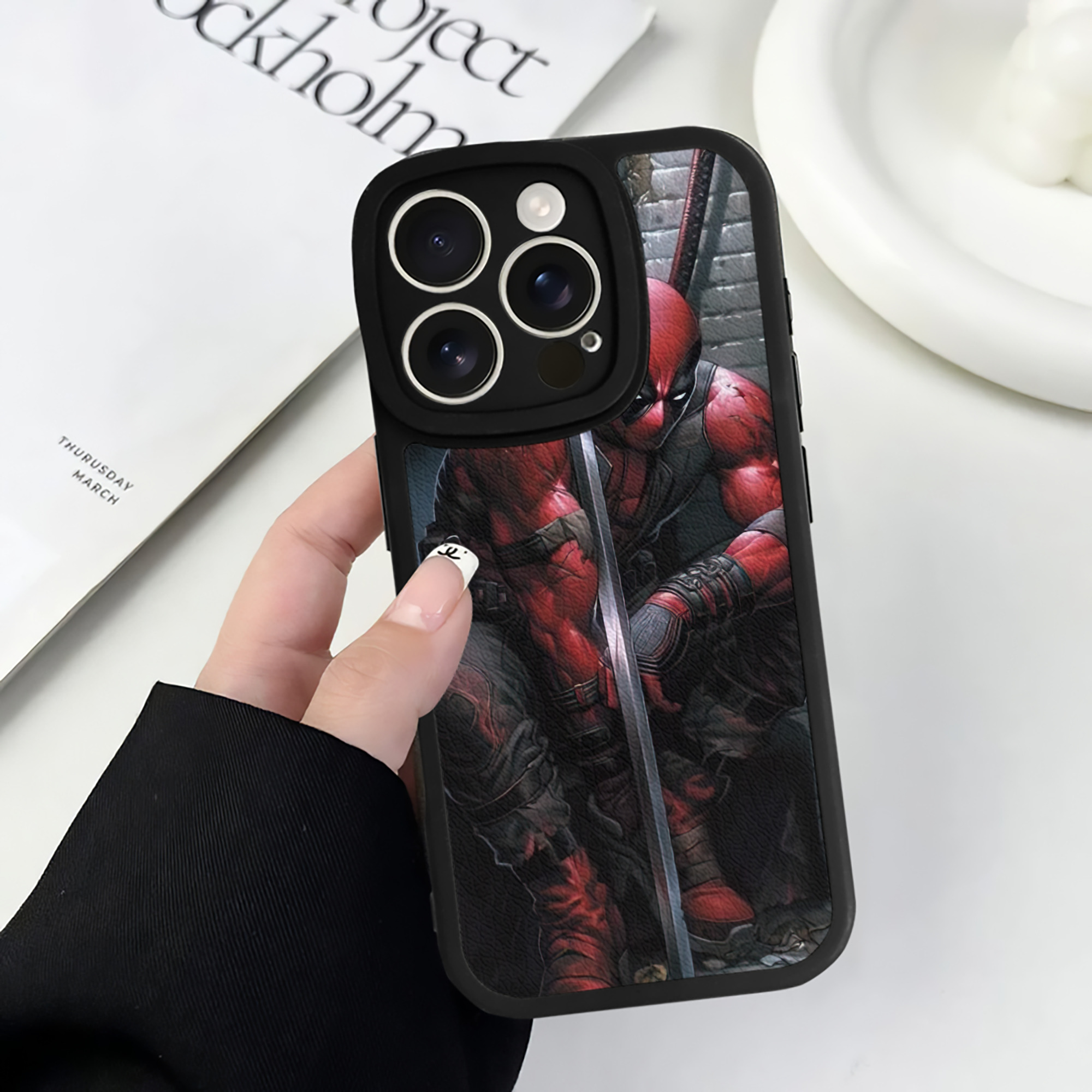 （画像用） Deadpool デッドプール 【iPhone 16シリーズ対応】シリコンスマホケース（レザー調） 材質：シリコン